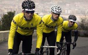 CRÓNICAS DESDE UNA BICICLETA: CAMPEONES DE AMARILLO
