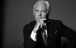 Giorgio Armani es uno de los grandes nombres de la moda. El documental presenta la historia del diseñador italiano con entrevistas y extractos de películas, desde sus inicios en Hollywood hasta sus exposiciones en los Museos Guggenheim de Nueva York y Bil